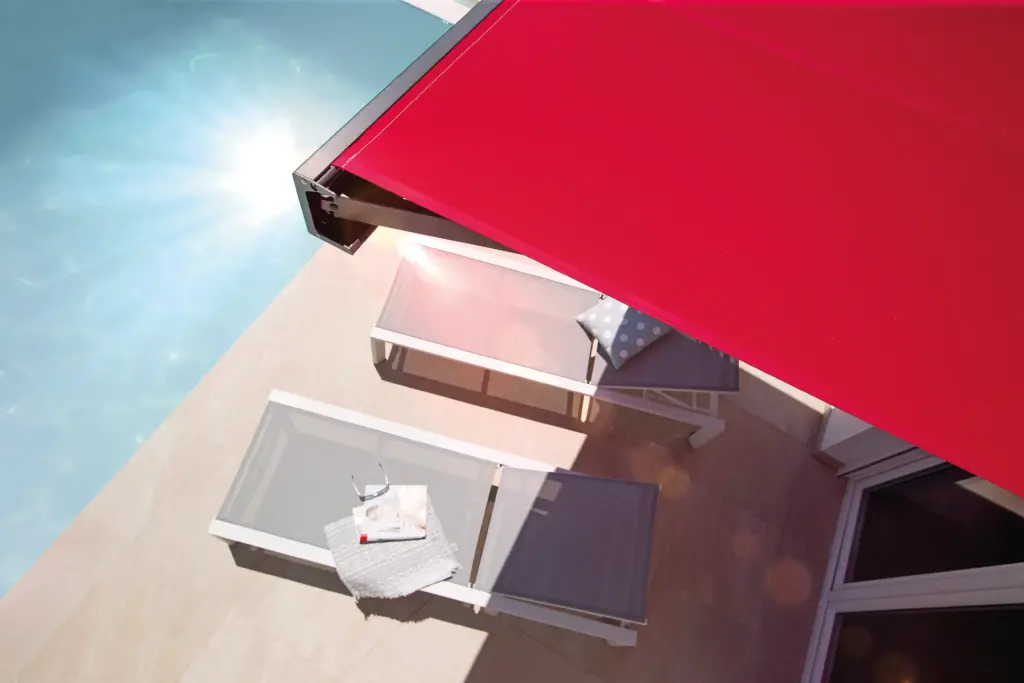 Rote Markise von oben über einem Balkon